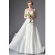 Jednoduché nádherně splývavé a půvabné bílé svatební šaty na s rukávky zdobeny krajkovou krásnou výšivkou 