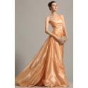 Společenské elegantní jednoduché oranžové řasené šaty na jedno rameno