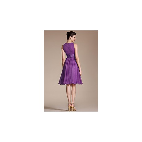 Půvabné krátké jednoduché fialové šaty bez rukávů, se silným saténovým páskem a řaseným topem