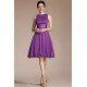 Půvabné krátké jednoduché fialové šaty bez rukávů, se silným saténovým páskem a řaseným topem