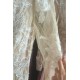 Dech beroucí úchvatná celo-krajková róba v barvě jemně béžové s dlouhým rukávem a sexy véčkovým výstřihem na zádech