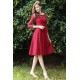 Společenské okouzlující krátké velmi slušivé tmavě červené celokrajkové šaty s dlouhým rukávem