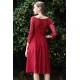 Společenské okouzlující krátké velmi slušivé tmavě červené celokrajkové šaty s dlouhým rukávem