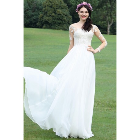 Svatební bílé jednoduché šaty s dlouhým krajkovým rukávem a hlubokým lodičkovým výstřihem