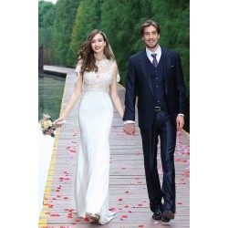 Svatební bílé překrásné úzké šaty s krajkovým živůtkem a svůdně průsvitnými zády