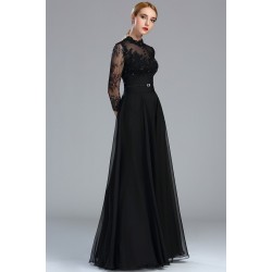 Uhrančivé dlouhé černé nádherné šaty s dlouhými tylovými krajkou zdobenými rukávy a vintage knoflíčky na dekoltu