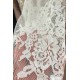 Stylové velmi přitažlivé nádherné bílé krátké šaty s dlouhým krajkovým rukávem