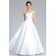 Svatební jednoduché nádherně čisté dlouhé bílé šaty s rovným výstřihem a spadlými ramínky