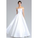 Svatební jednoduché nádherně čisté dlouhé bílé šaty s rovným výstřihem a spadlými ramínky a bohatou sukýnkou