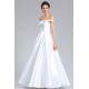Svatební jednoduché nádherně čisté dlouhé bílé šaty s rovným výstřihem a spadlými ramínky