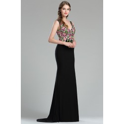 Nádherné nové dlouhé černé šaty s barevnou květinovou výšivkou na topu a odhalenými sexy zády 