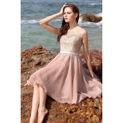 Půvabné nádherné elegantní světle růžové krátké šaty s ručně zdobeným živůtkem