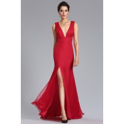 Společenské dlouhé jednoduché úzké červené šaty s vysokým svůdným rozparkem