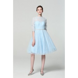 Společenské krátké překrásné jednoduché blankytně modré šaty ke krku s kamínkovým páskem a 3/4 rukávkem