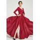 Nádherné jednoduché tlumeně červené dlouhé šaty s vysokým rozparkem, dlouhým rukávem a véčkovým výstřihem na zádech