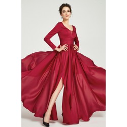 Nádherné jednoduché tlumeně červené dlouhé šaty s vysokým rozparkem, dlouhým rukávem a véčkovým výstřihem na zádech