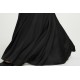 Půvabné dlouhé úzké jednoduché černé šaty s krajkovou výšivkou na topu, bez rukávů a hlubokým výstřihem na zádech