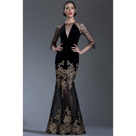 Přitažlivé velice působivé nádherné černé dlouhé šaty s výraznou zlatou krajkou na sukni a tylovými dlouhými rukávy 