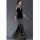 Přitažlivé velice působivé nádherné černé dlouhé šaty s výraznou zlatou krajkou na sukni a tylovými dlouhými rukávy 