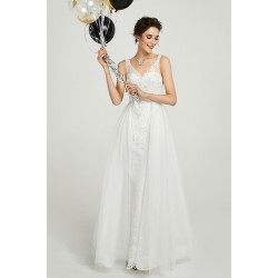 Bílé svatební jednoduché dlouhé velice půvabné celokrajkové šaty s hlubokým véčkovým výstřihem na zádech