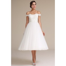 Svatební krátké rozkošné bílé šatičky s bohatou tylovou sukní a nádherně vyšívaným topem s rukávky spadlými na ramena