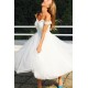 Svatební krátké rozkošné bílé šatičky s bohatou tylovou sukní a nádherně vyšívaným topem s rukávky spadlými na ramena