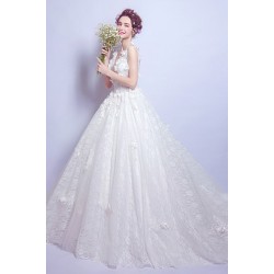 Překrásné celokrajkové bílé nadýchané avšak lehounké svatbení šaty na ramínka poseté květinami a s dlouhou vlečkou