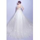 Překrásné celokrajkové bílé nadýchané avšak lehounké svatbení šaty na ramínka poseté květinami a s dlouhou vlečkou
