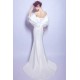 Překrásné svatební velice ojednělé jednoduché úzké bílé šaty se spadlými objemnými lehounkými rameny