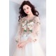 Překrásné vznešené bílé dlouhé šaty s barevnými květy vyšívaným vrškem a vintage šněrování