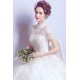 Překrásné vznešené bílé dlouhé svatební celokrajkové šaty s bohatou sukýnkou a nádherně zdobeným vrškem