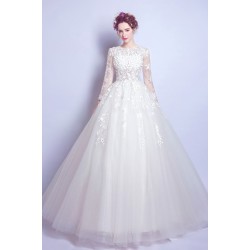 Překrásné vznešené svatební šaty s bohatou sukýnkou, dlouhým rukávem a nádherně zdobeným vrškem