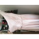 Půvabné jednoduché romantické antické světlounce růžové šaty na jedno rameno s krajkou na zádech