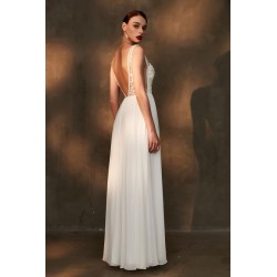 Svatební nádherné jednoduché šaty s krajkovým vrškem a hlubokým výstřihem na zádech