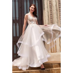 Nádherné svatební šaty s tylovou volánovou sukní a velkými krajkovými květy zdobenýt topem