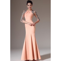 Společenské elegantní a velmi přitažlivé lososové šaty s dlouhými průsvitným krásně zdobenými rukávy a zády