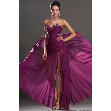Společenské krásné sexy fialové šaty s flitrovou aplikací na dekoltu, bez ramínek, se srdíčkovým výstřihem a vysokým rozparkem