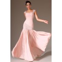 Společenské plesové jemné světle růžové šaty s nádherně zdobenou krajkovou výšivkou podél boku a na ramínkách